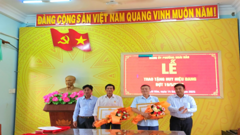 Lễ trao huy hiệu Đảng đợt 19/5 cho các đồng chí Đảng viên 30 năm, 40 năm tuổi Đảng