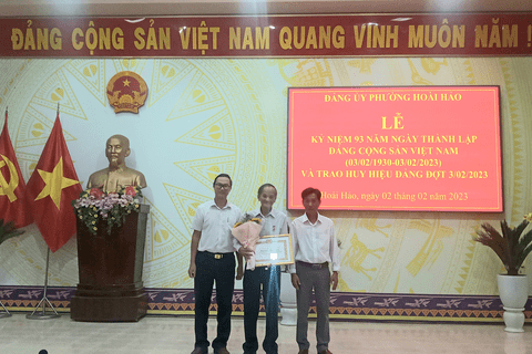 Đảng ủy phường Hoài Hảo tổ chức Lễ kỷ niệm 93 năm Ngày thành lập Đảng Cộng sản Việt Nam, trao huy hiệu Đảng đợt 3/2/2023