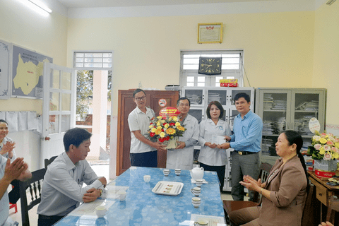 Lãnh đạo phường Hoài Hảo thăm và tặng quà cho trạm y tế phường