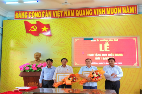 Lễ trao huy hiệu Đảng đợt 19/5 cho các đồng chí Đảng viên 30 năm, 40 năm tuổi Đảng