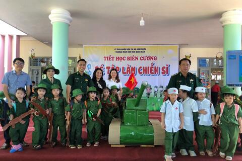 Trường Mầm non Tam Quan Nam tổ chức chương trình tiết học biên cương “Bé tập làm chiến sĩ”