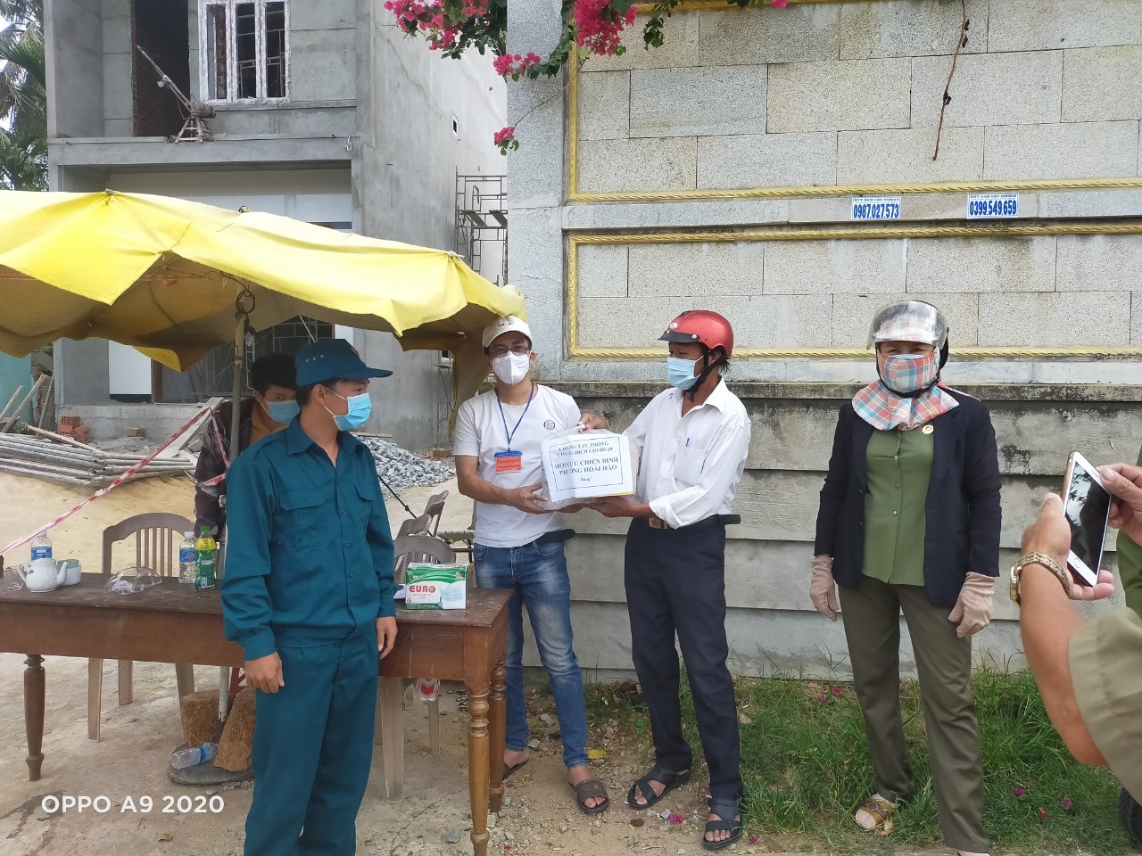 Chi Hội cựu chiến binh khu phố Tấn Thạnh 1 tặng quà động viên các đồng chí trực chốt