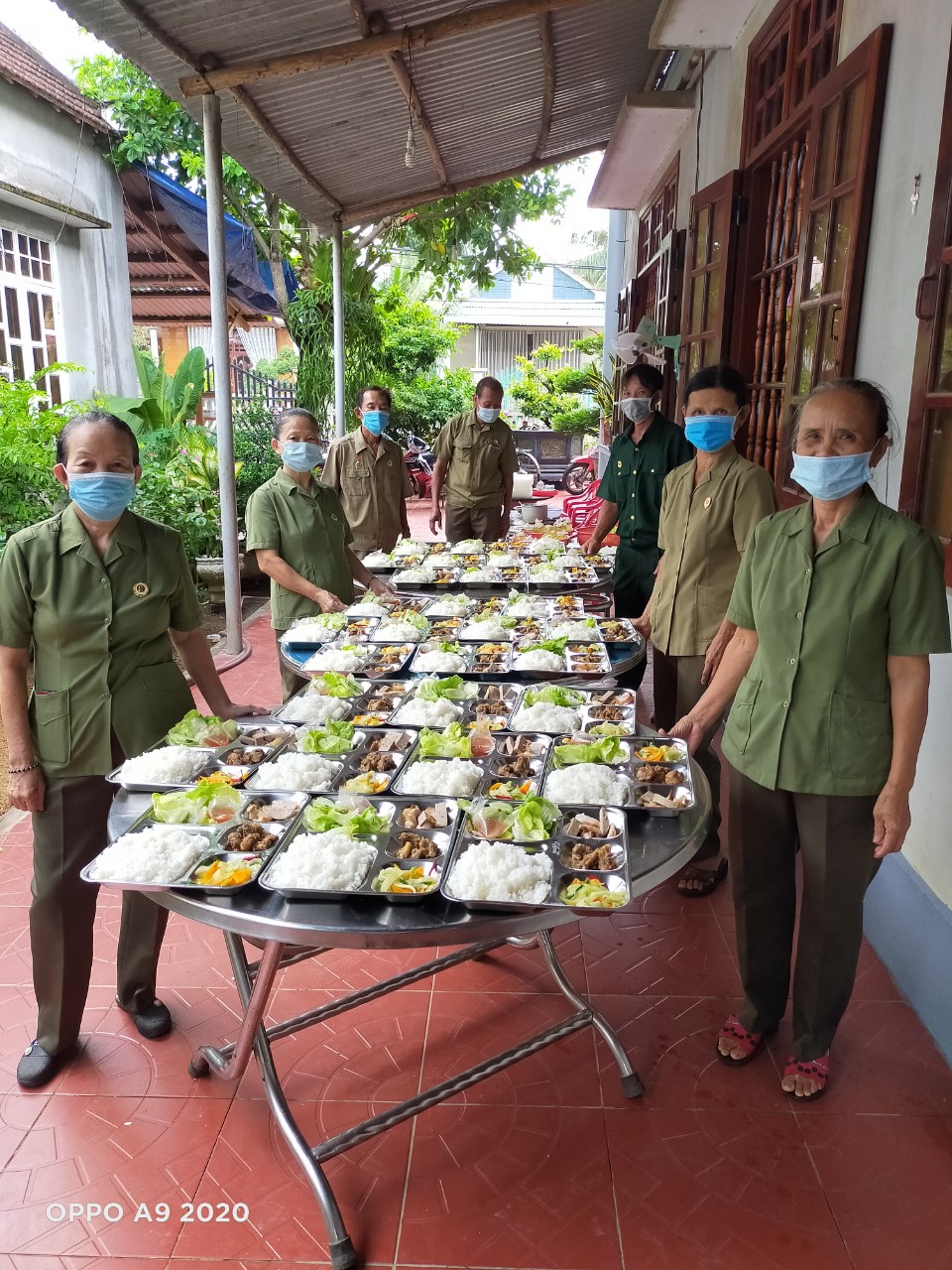 Chi Hội Cựu chiến binh khu phố Phụng Du 1 chuẩn bị suất ăn cho các chốt trực của phường
