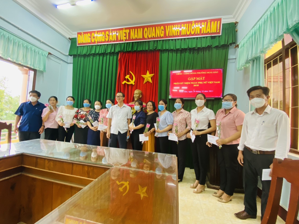 Lãnh đạo phường tặng hoa và quà chúc mừng ngày Phụ nữ Việt Nam 20-10 cho chị em phường Hoài Hảo